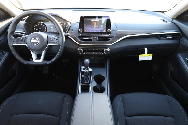 Nissan Altima Vehicle Image 20