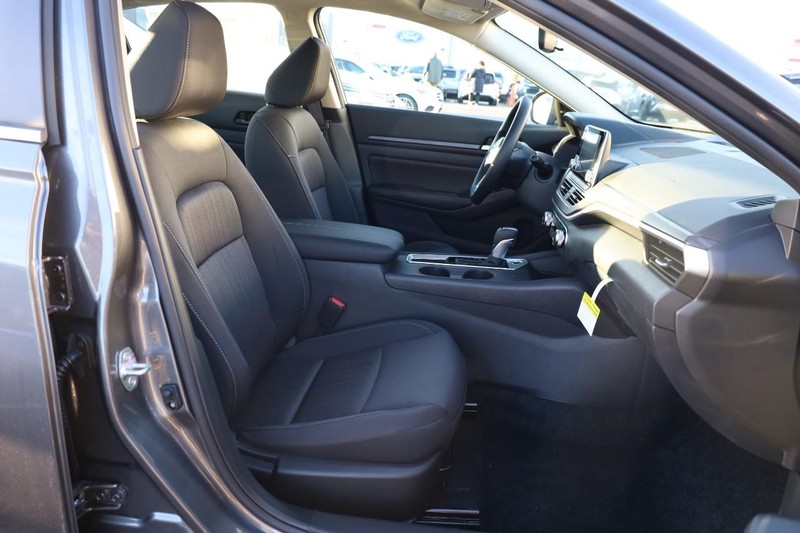 Nissan Altima Vehicle Image 23