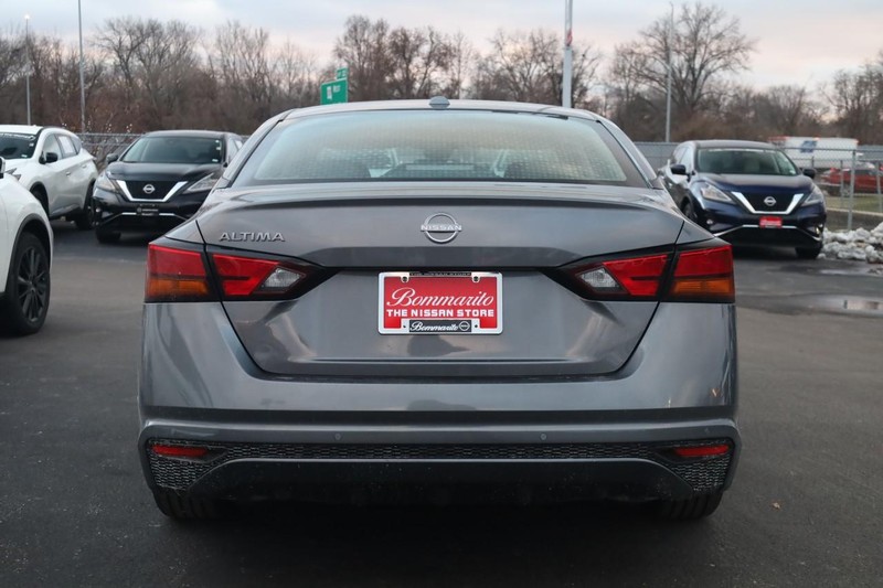 Nissan Altima Vehicle Image 06