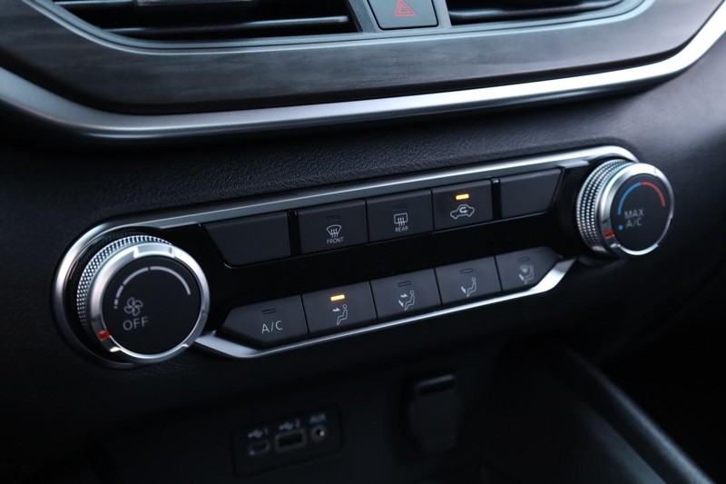 Nissan Altima Vehicle Image 13