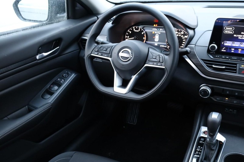 Nissan Altima Vehicle Image 22