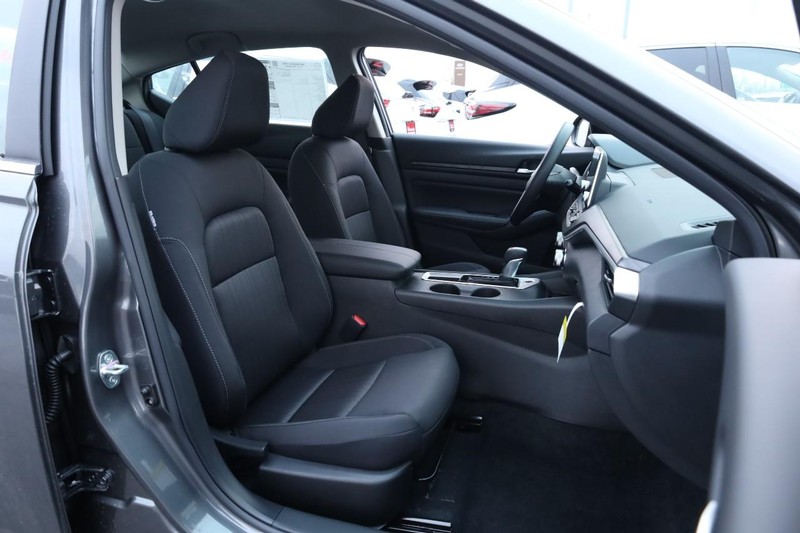 Nissan Altima Vehicle Image 23