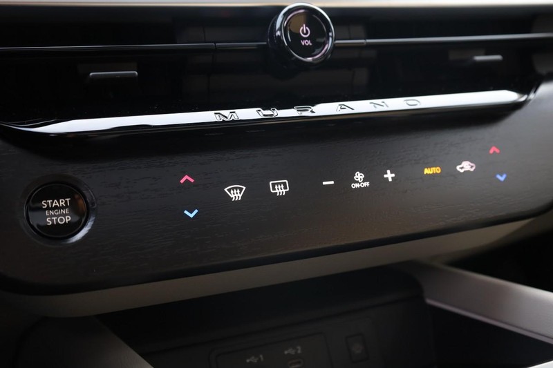 Nissan Murano Vehicle Image 18