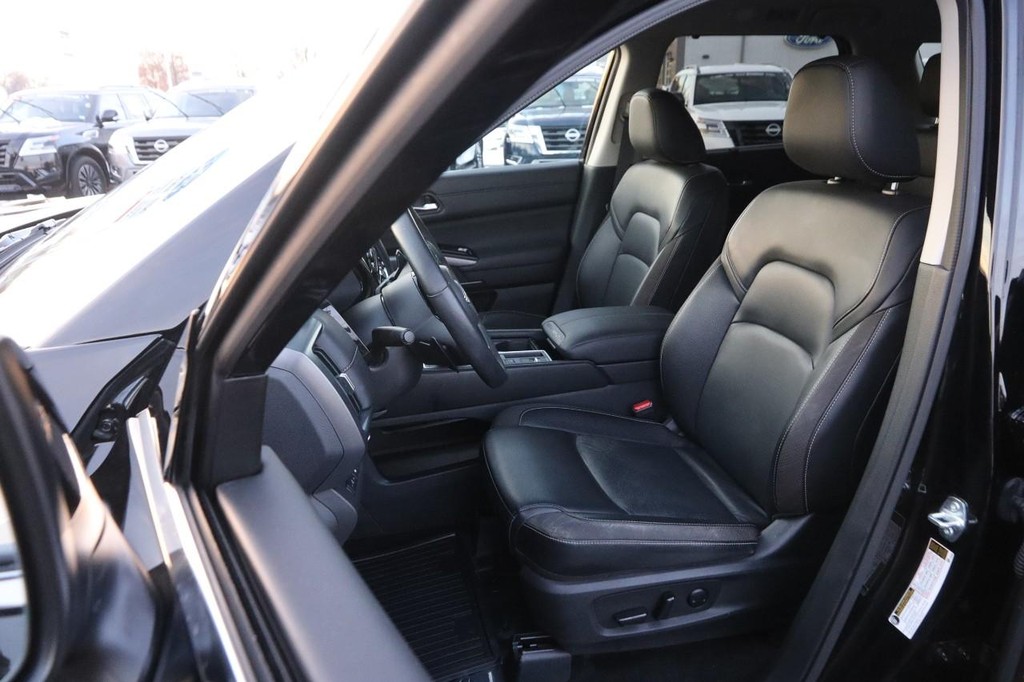 Nissan Pathfinder Vehicle Image 09