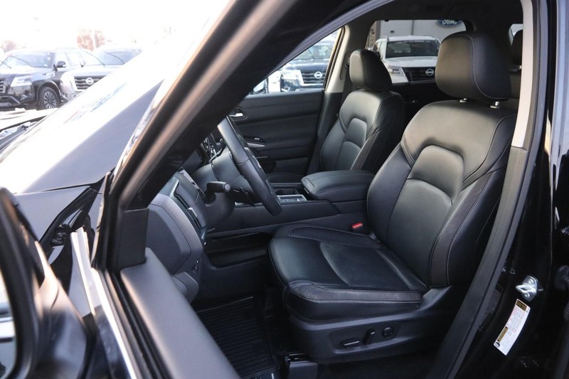Nissan Pathfinder Vehicle Image 09