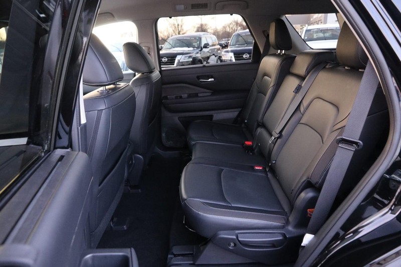 Nissan Pathfinder Vehicle Image 10