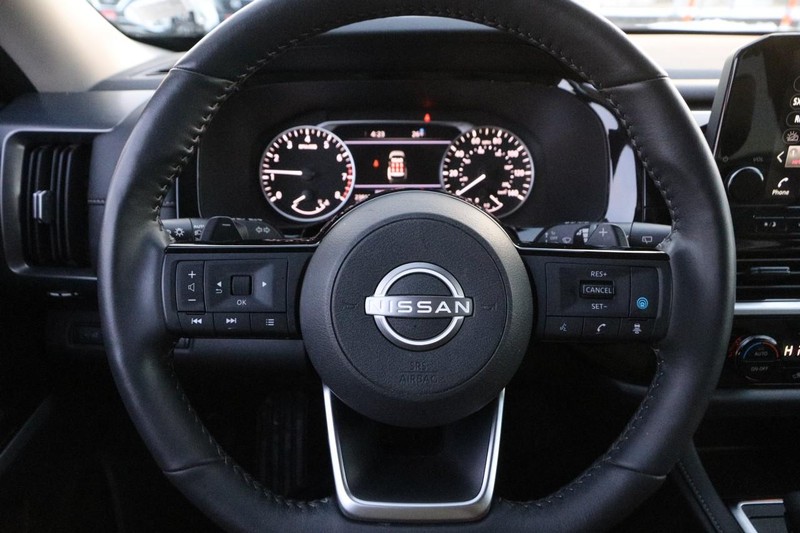 Nissan Pathfinder Vehicle Image 12