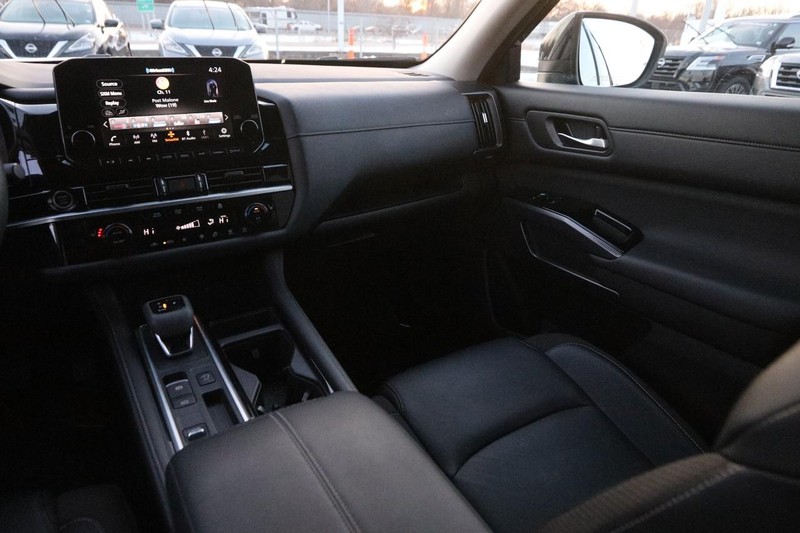 Nissan Pathfinder Vehicle Image 26