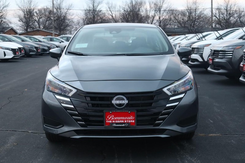 Nissan Versa Vehicle Image 04