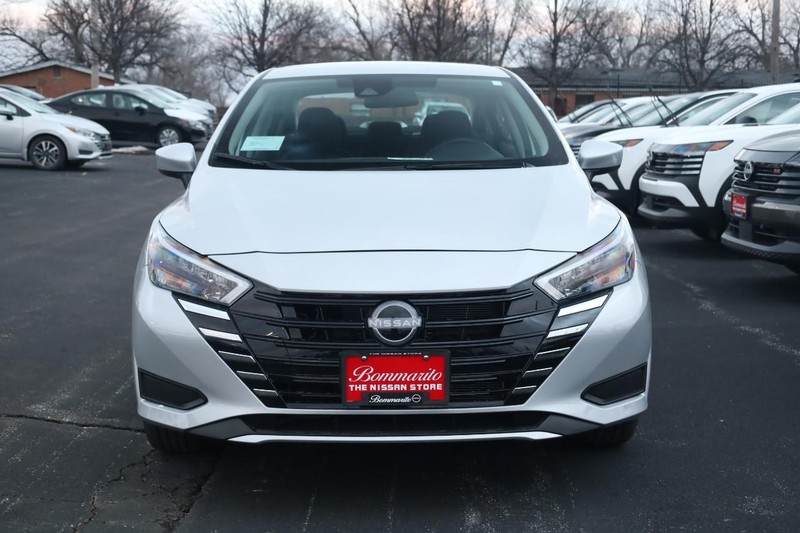 Nissan Versa Vehicle Image 04