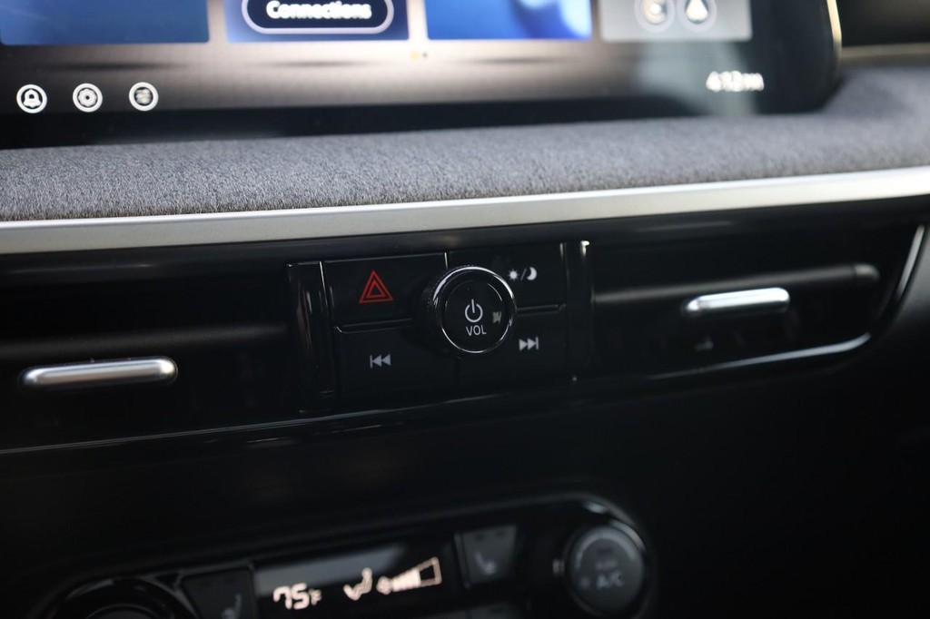 Nissan Kicks Vehicle Image 14