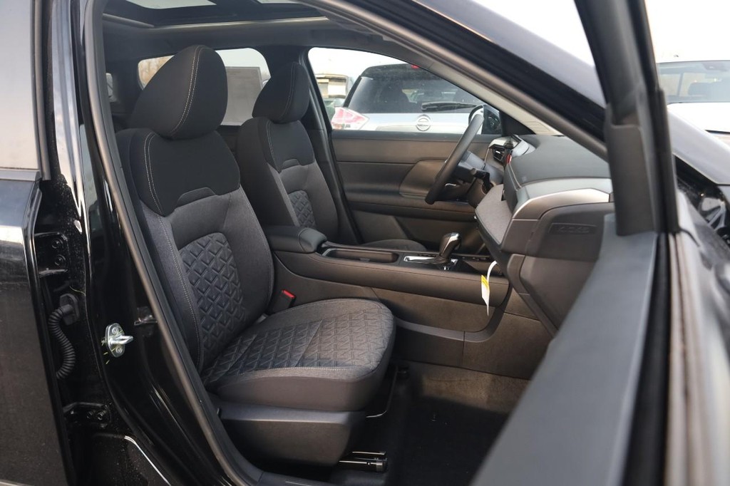 Nissan Kicks Vehicle Image 25