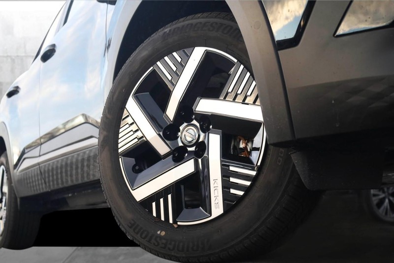 Nissan Kicks Vehicle Image 03