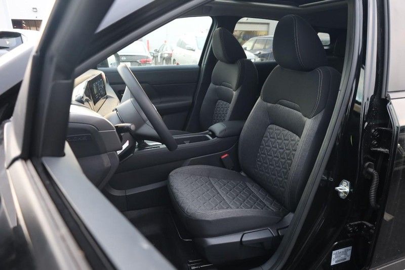 Nissan Kicks Vehicle Image 09