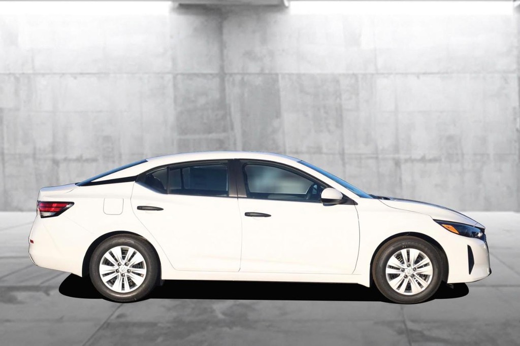 Nissan Sentra Vehicle Image 05