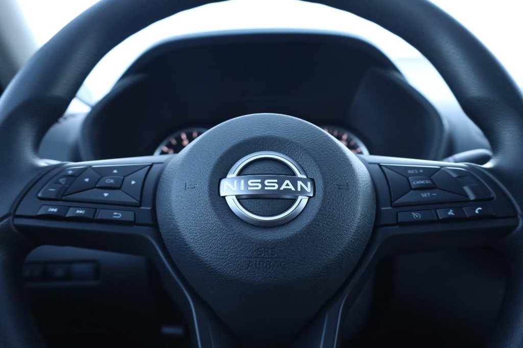 Nissan Sentra Vehicle Image 09