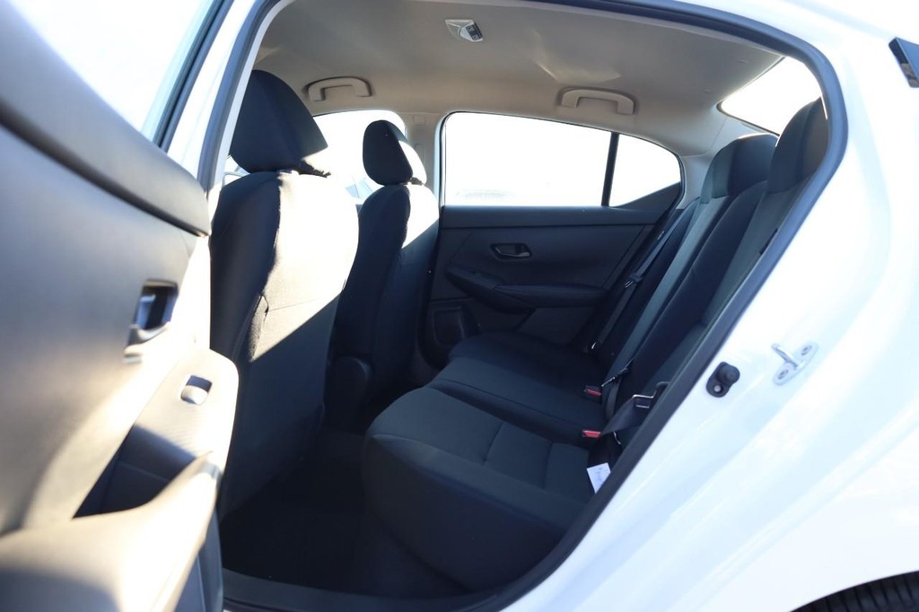 Nissan Sentra Vehicle Image 19