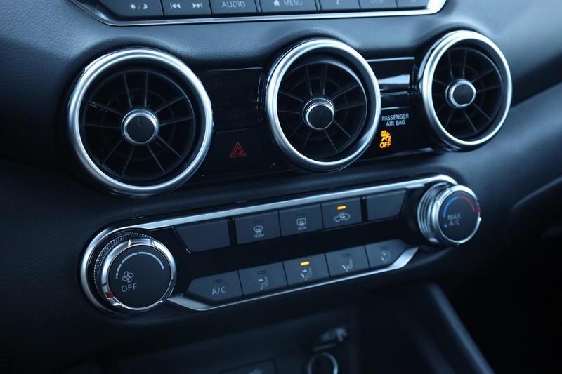 Nissan Sentra Vehicle Image 13