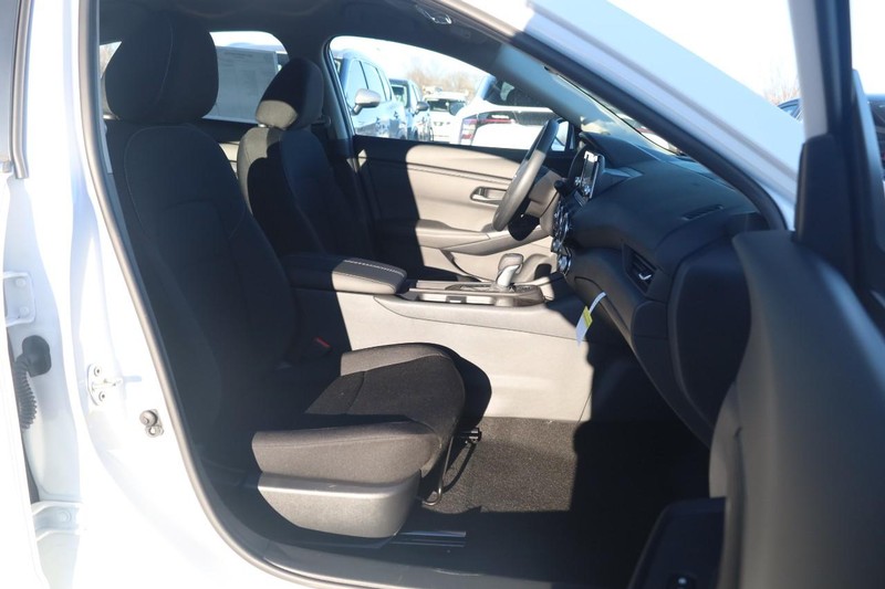 Nissan Sentra Vehicle Image 22