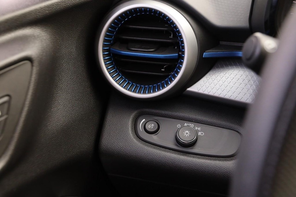 Chevrolet Trax Vehicle Full-screen Gallery Image 17