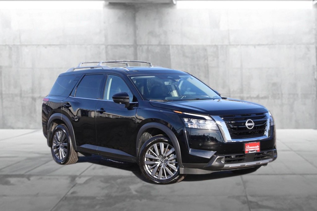 Nissan Pathfinder Vehicle Image 02