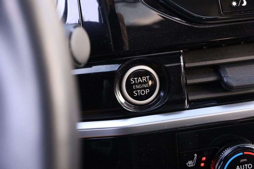 Nissan Pathfinder Vehicle Image 16