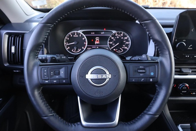 Nissan Pathfinder Vehicle Image 12