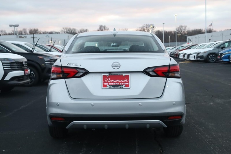 Nissan Versa Vehicle Image 06
