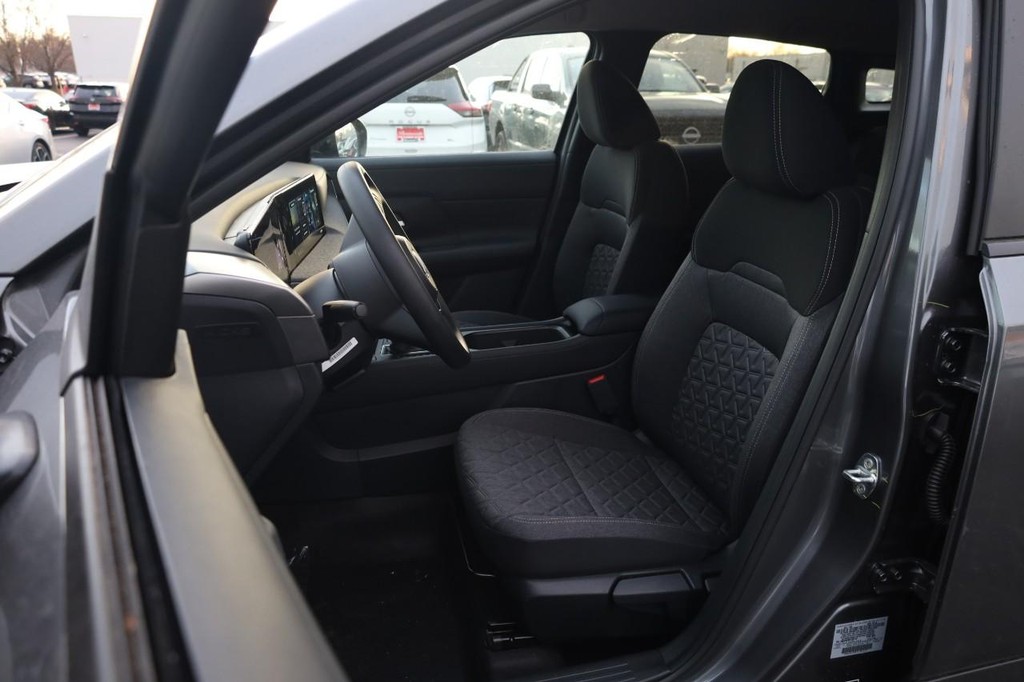 Nissan Kicks Vehicle Image 08