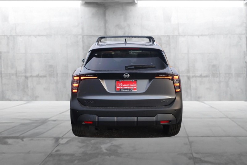 Nissan Kicks Vehicle Image 06