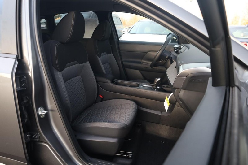 Nissan Kicks Vehicle Image 23