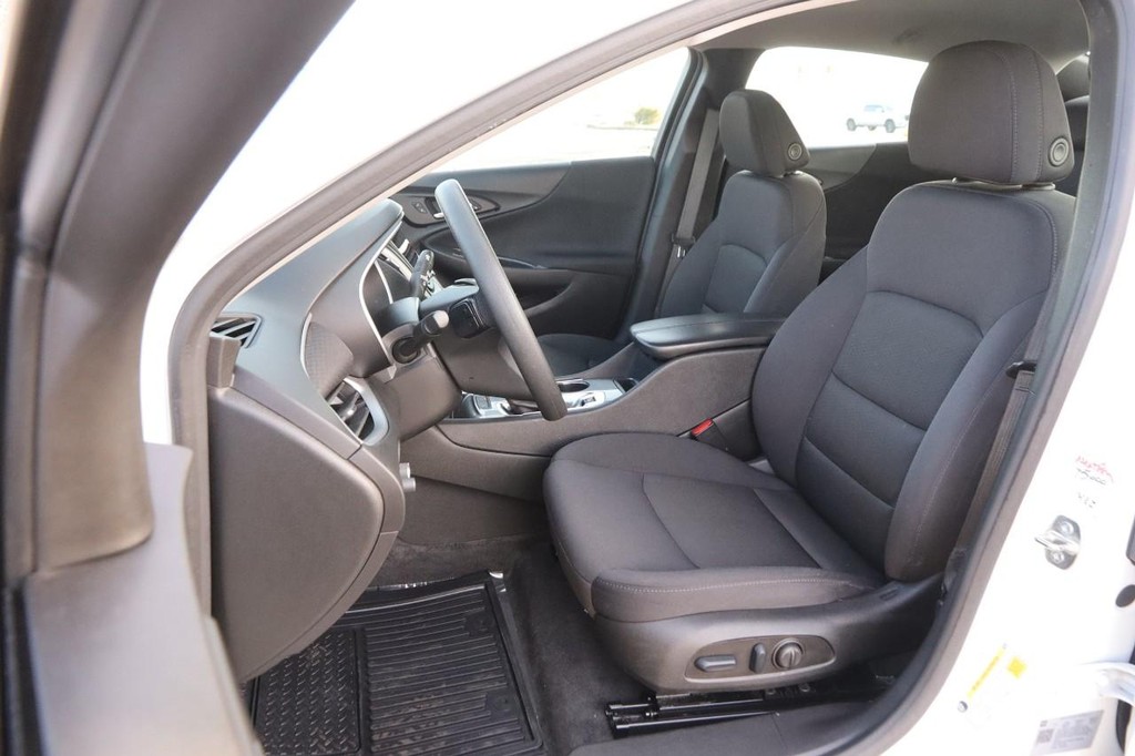 Chevrolet Malibu Vehicle Image 08