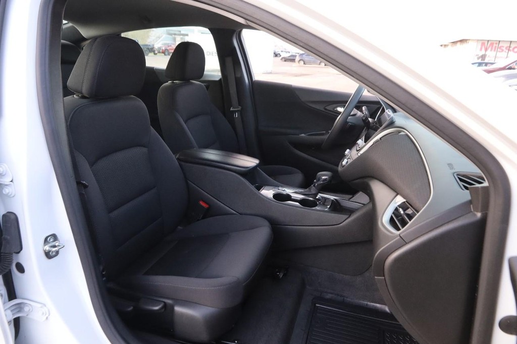 Chevrolet Malibu Vehicle Image 24