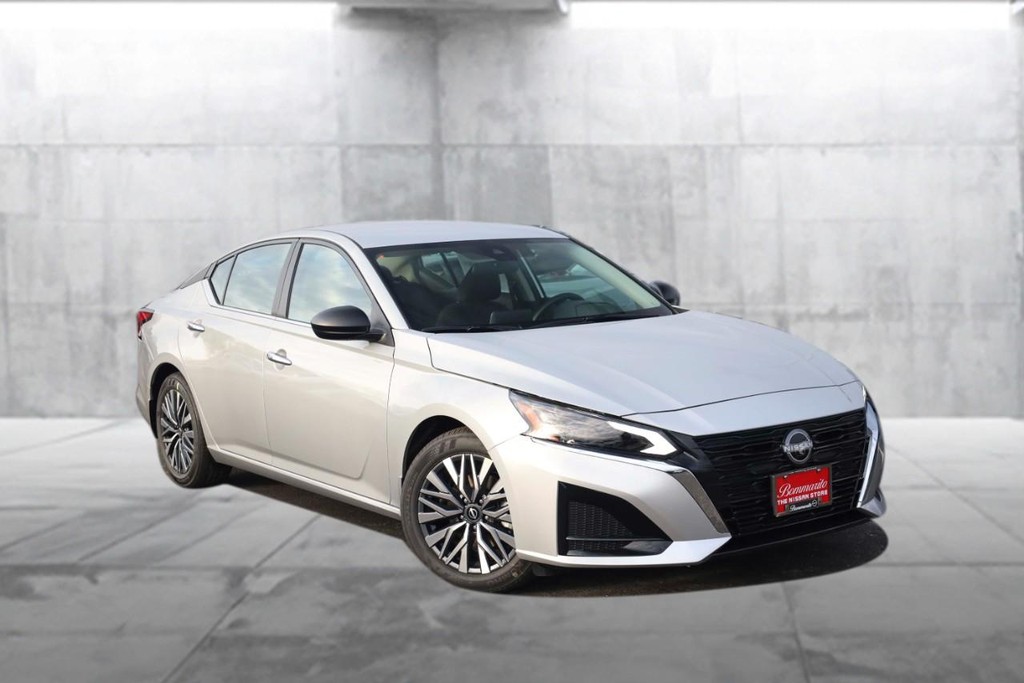 Nissan Altima Vehicle Image 02