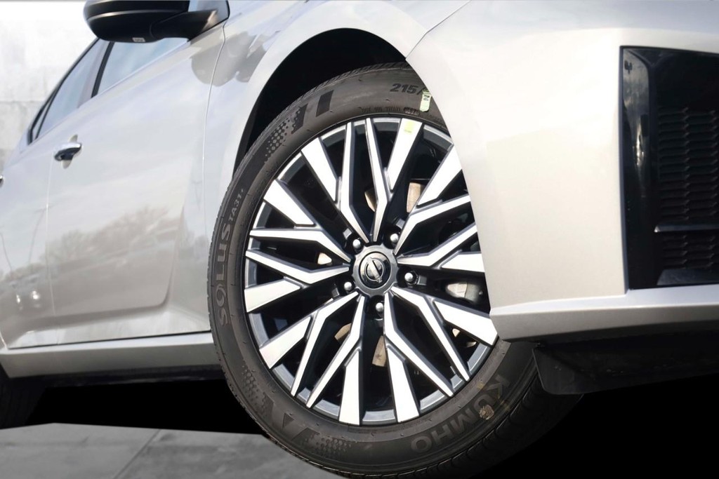 Nissan Altima Vehicle Image 03