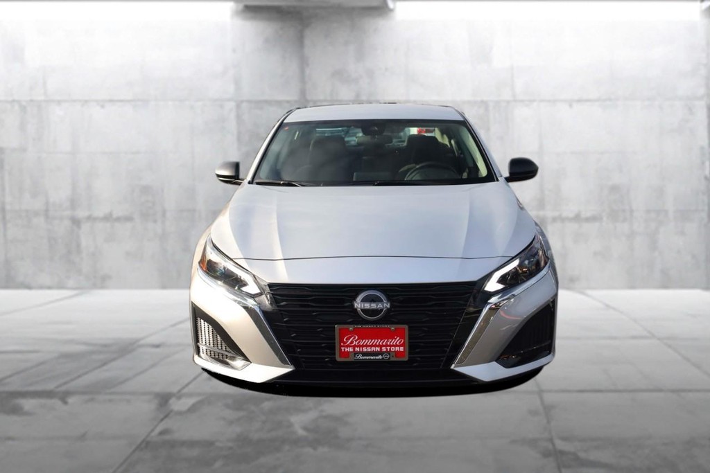 Nissan Altima Vehicle Image 04