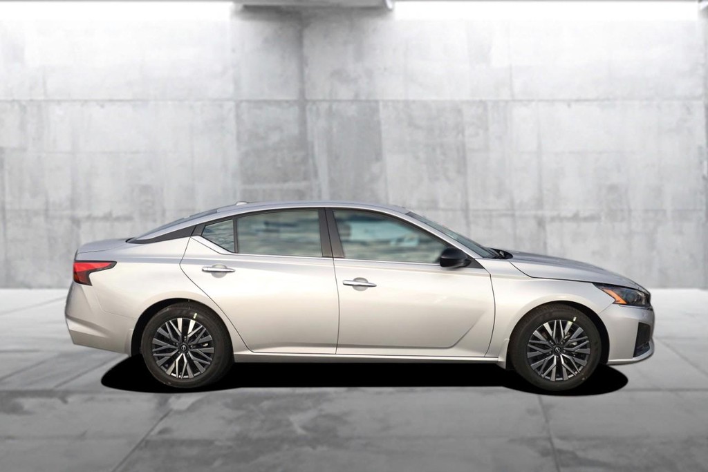 Nissan Altima Vehicle Image 05