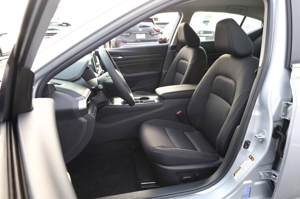 Nissan Altima Vehicle Image 08