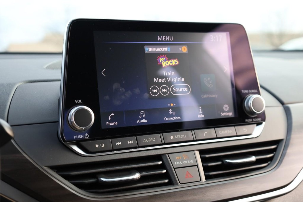 Nissan Altima Vehicle Image 11