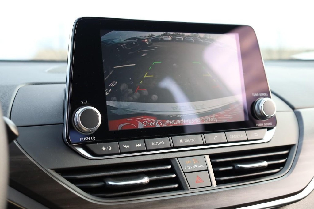 Nissan Altima Vehicle Image 12