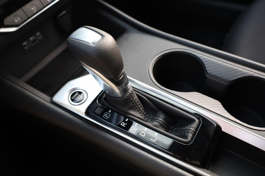 Nissan Altima Vehicle Image 15