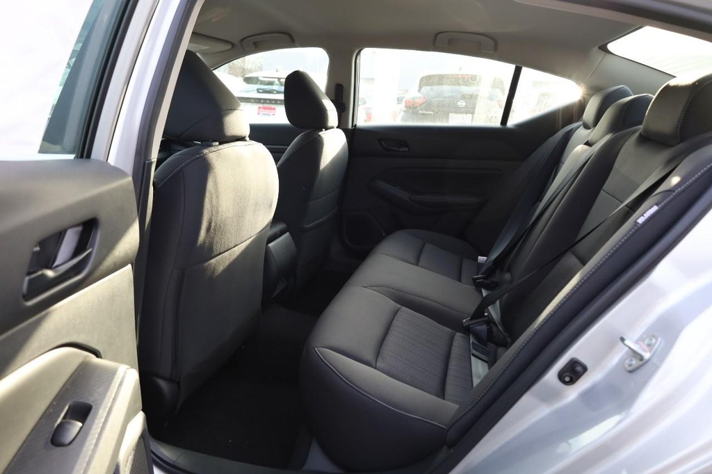 Nissan Altima Vehicle Image 19