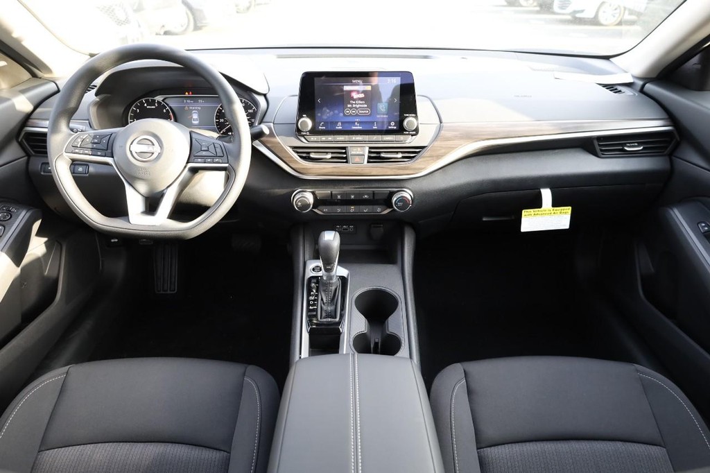 Nissan Altima Vehicle Image 21