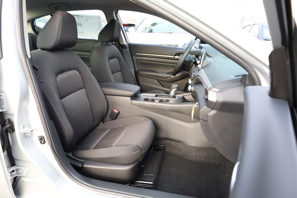 Nissan Altima Vehicle Image 23