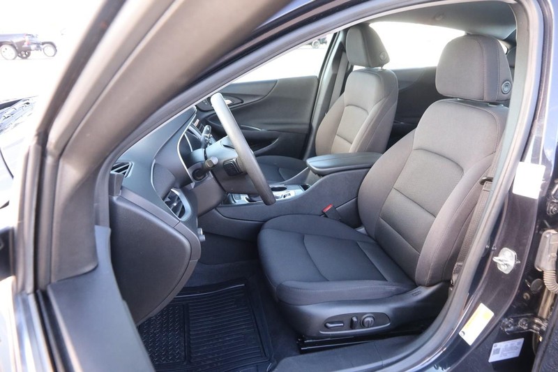 Chevrolet Malibu Vehicle Full-screen Gallery Image 8