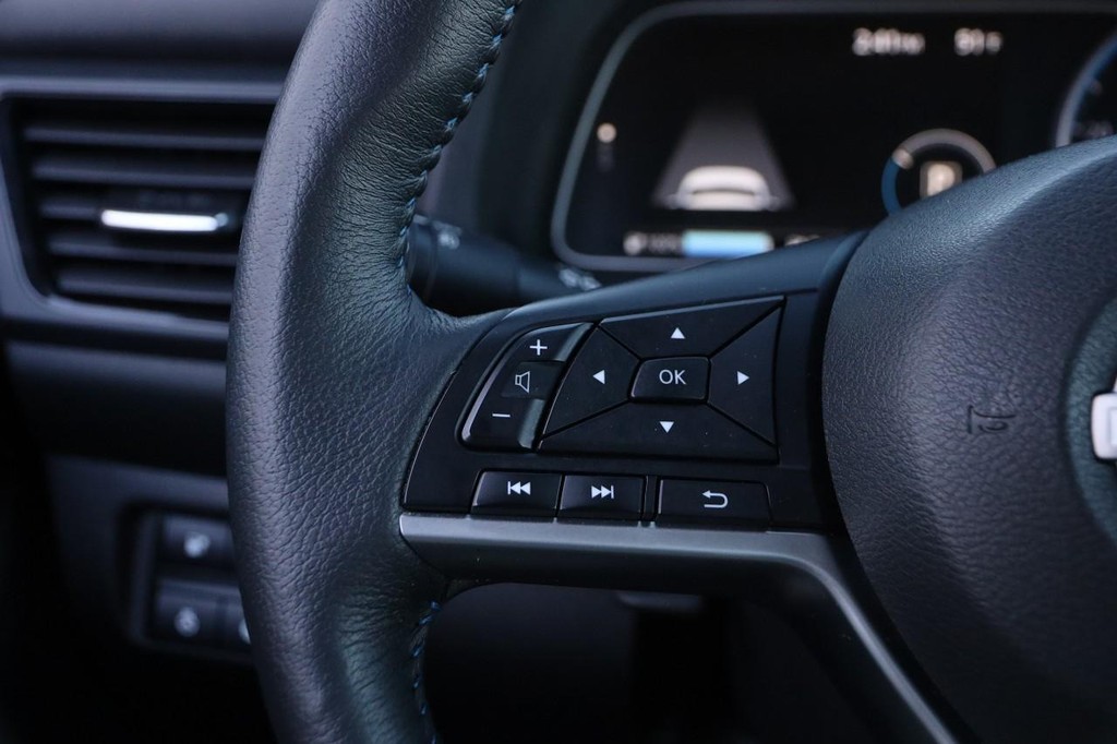 Nissan LEAF Vehicle Image 11