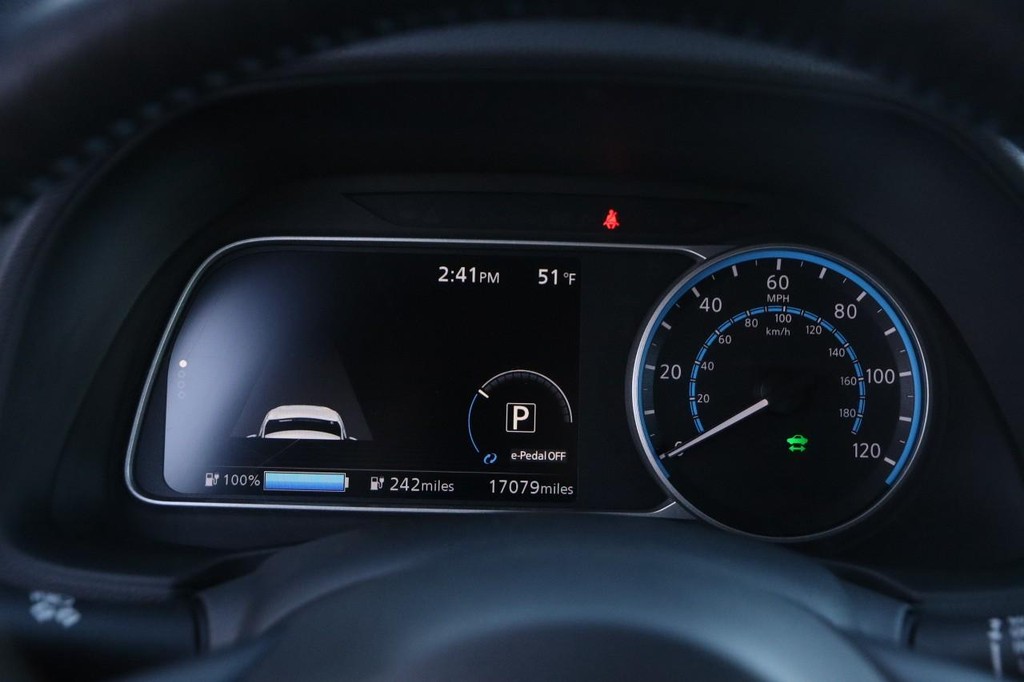 Nissan LEAF Vehicle Image 13