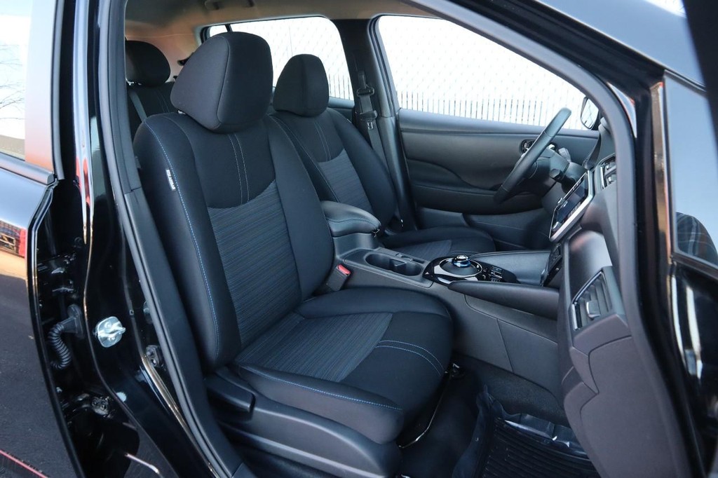 Nissan LEAF Vehicle Image 24