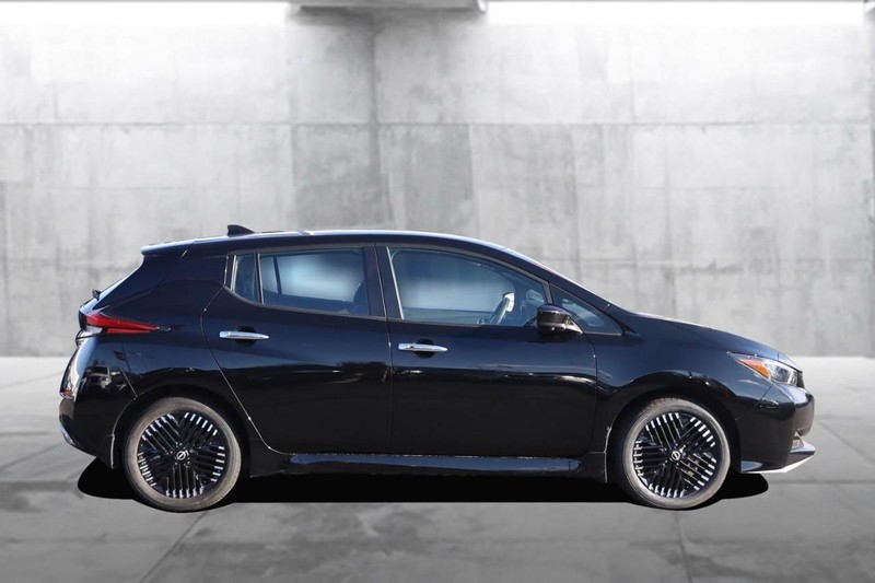 Nissan LEAF Vehicle Image 05