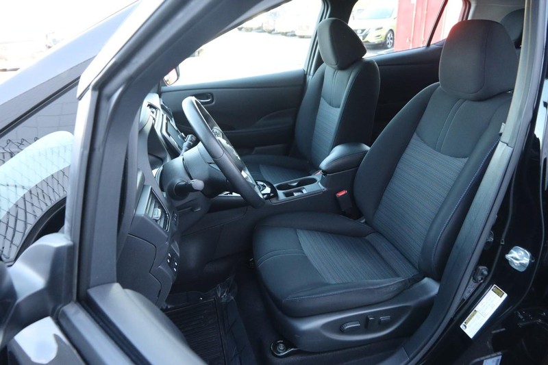 Nissan LEAF Vehicle Image 08